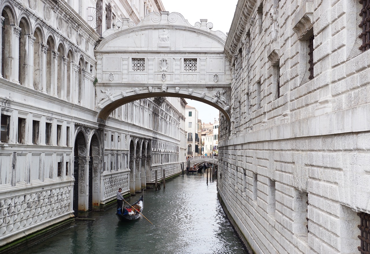 venice  italy  bridge of sighs free photo