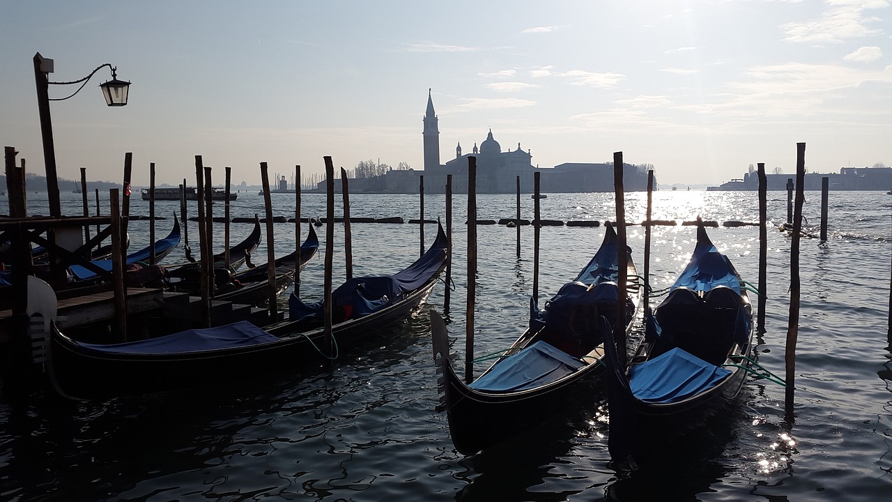 All gondolas in venice italy must. Венеция. Гондолы. Венеция ночь гондола. Маленькая Венеция Фукуок гондолы. Гондолы Белек.