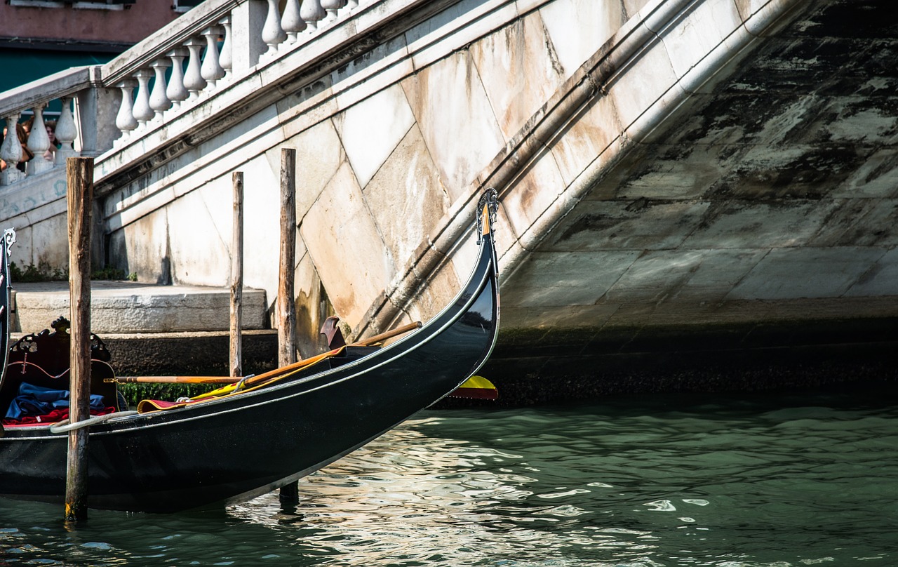 venice gondola rialto bridge water free photo