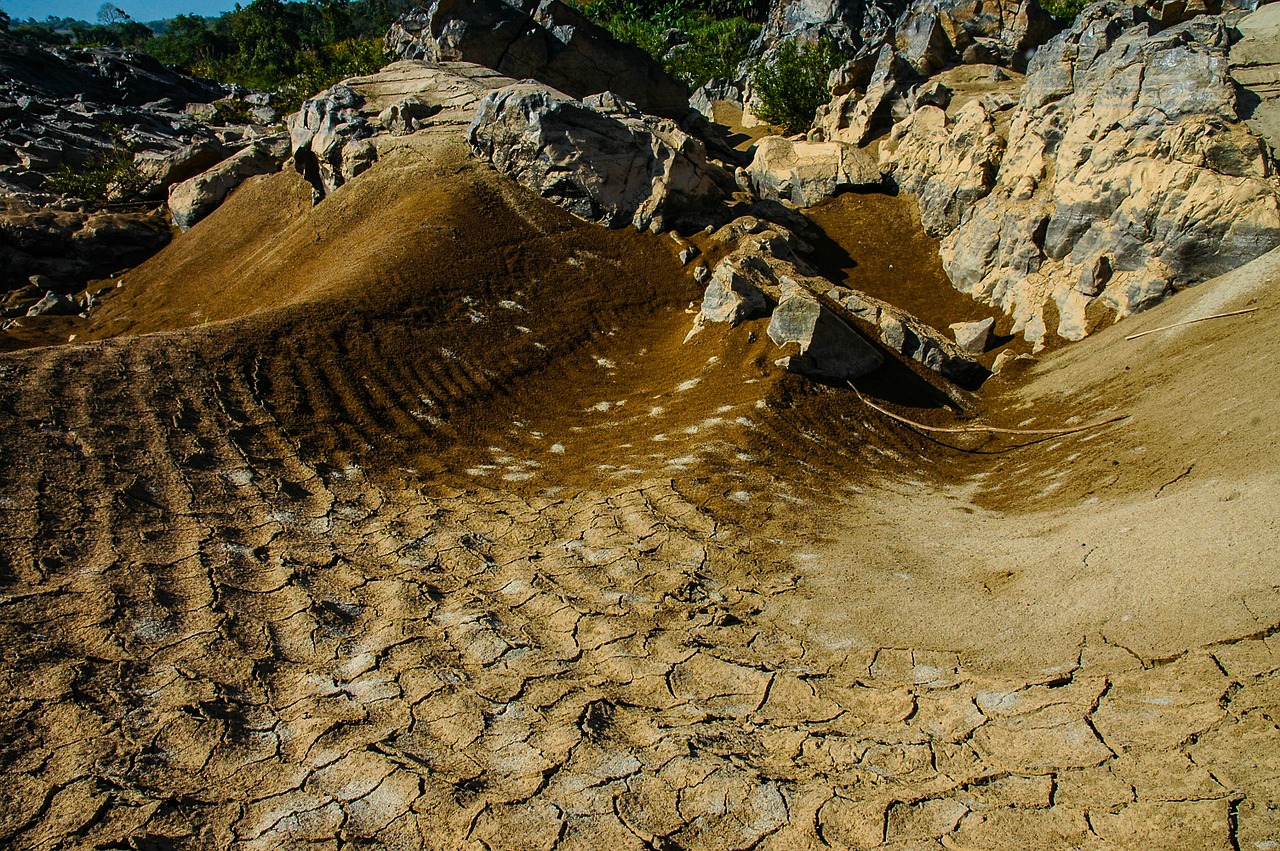 vertocknete earth cracks clay soil free photo