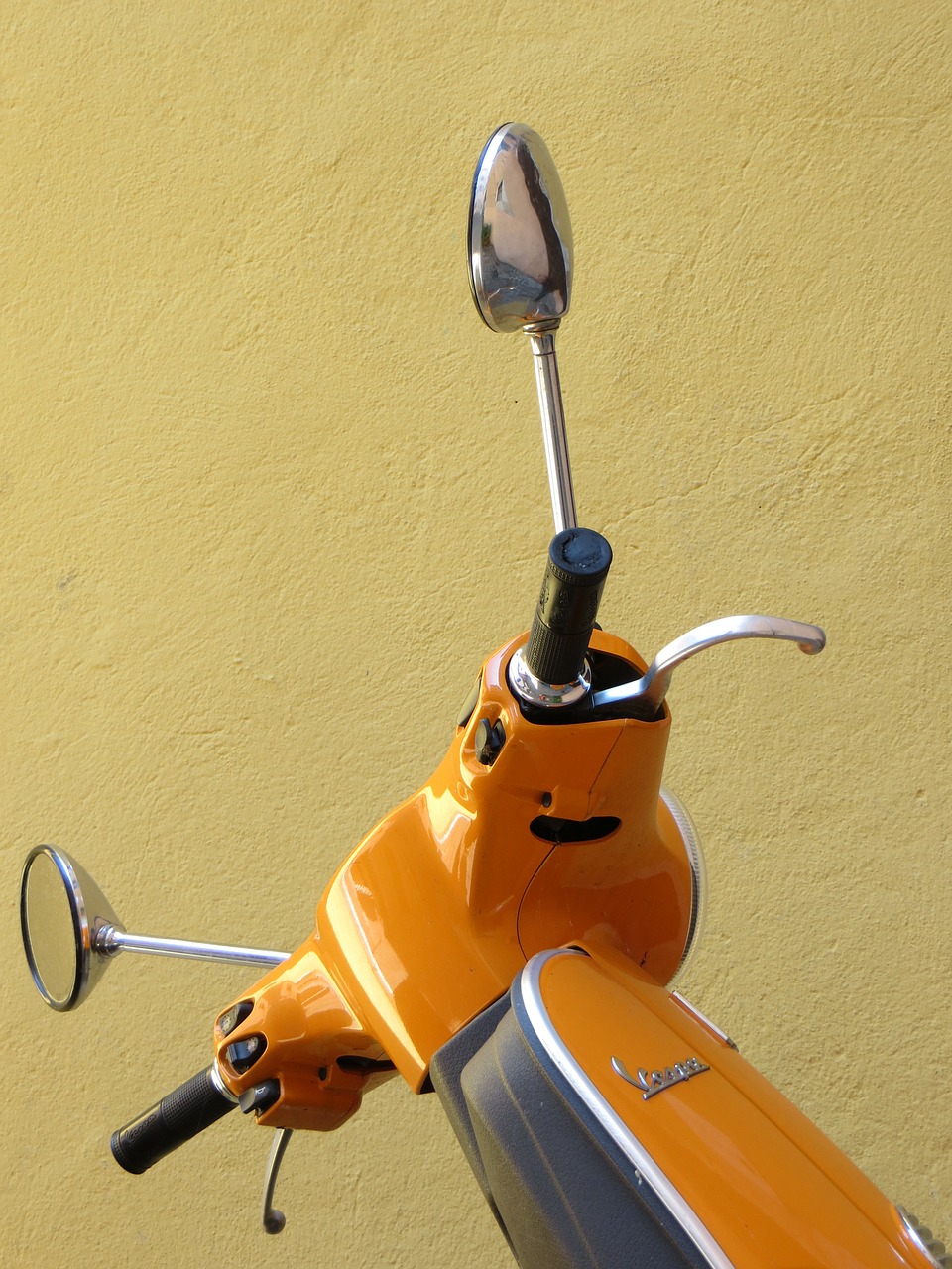 vespa orange roller free photo