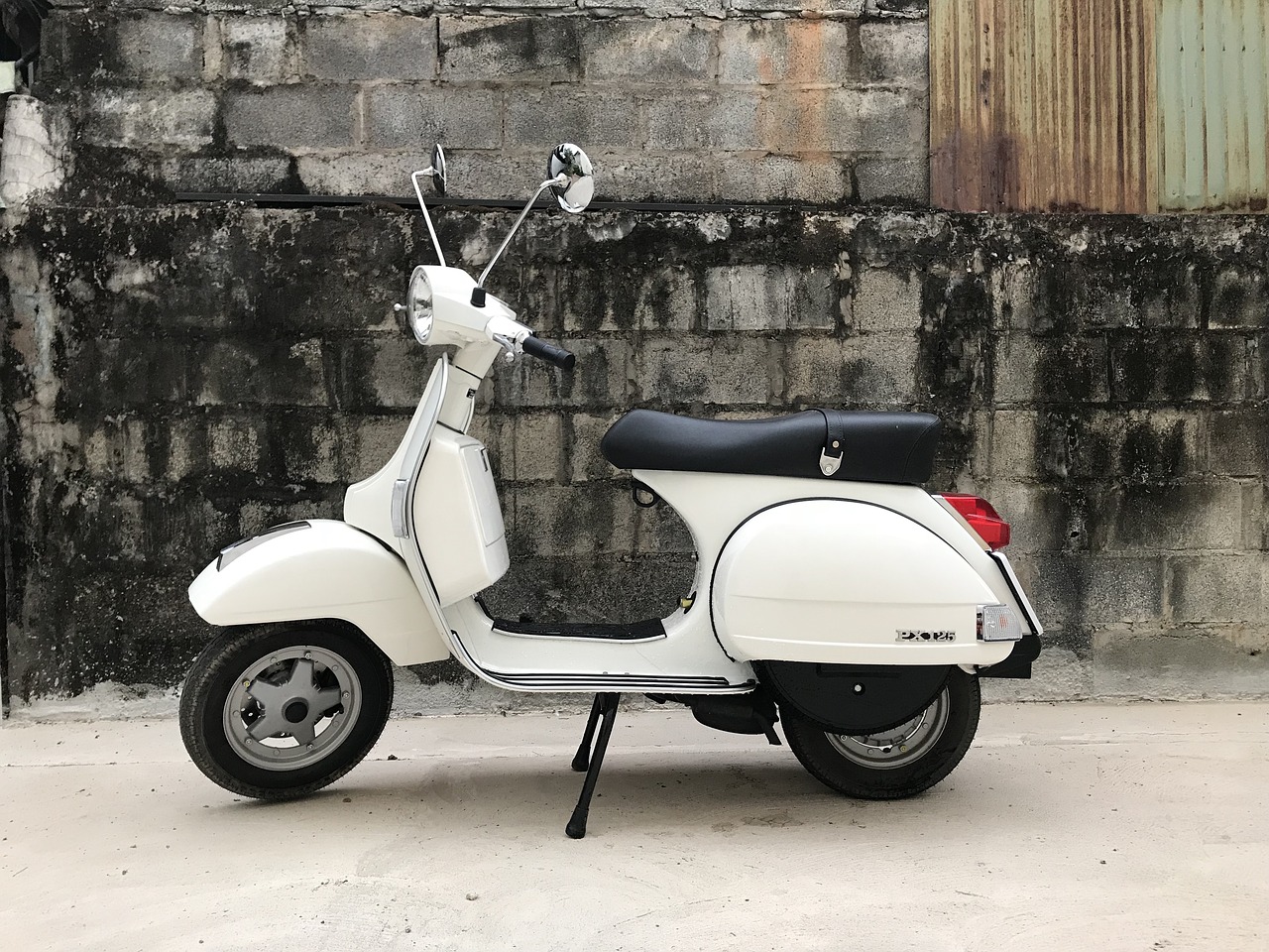 vespa  motorcycle  scooter free photo