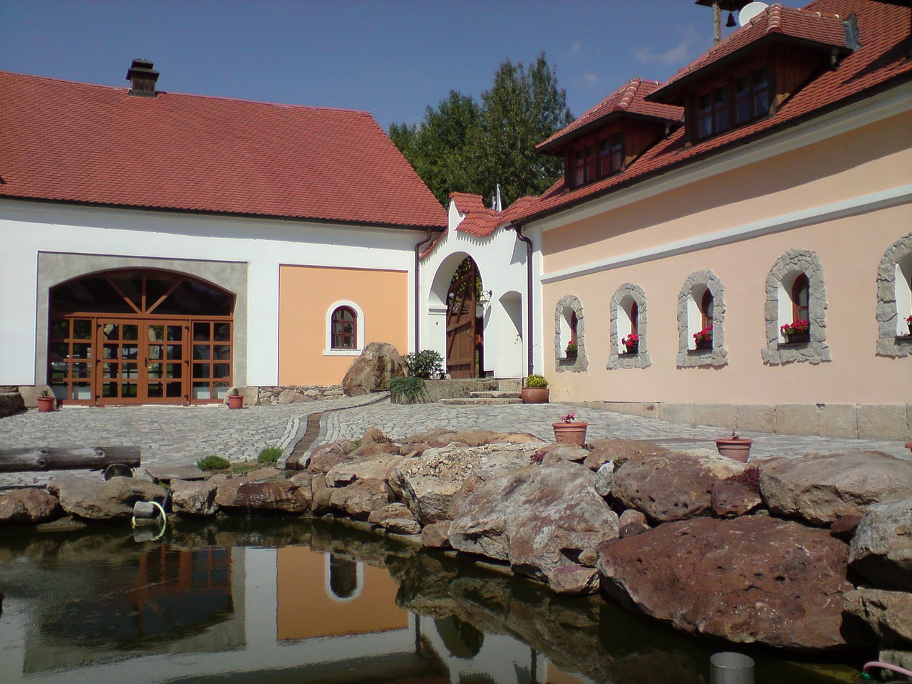 vierseitenhof farm pond free photo