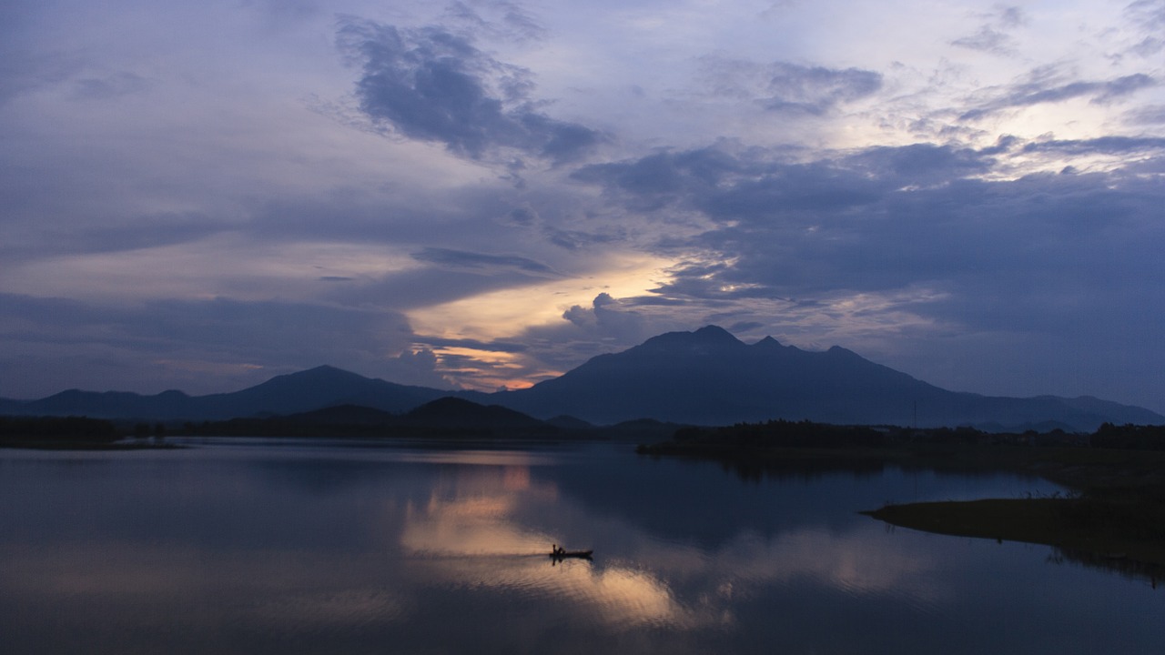 lake dongmo travel beauty in nature free photo