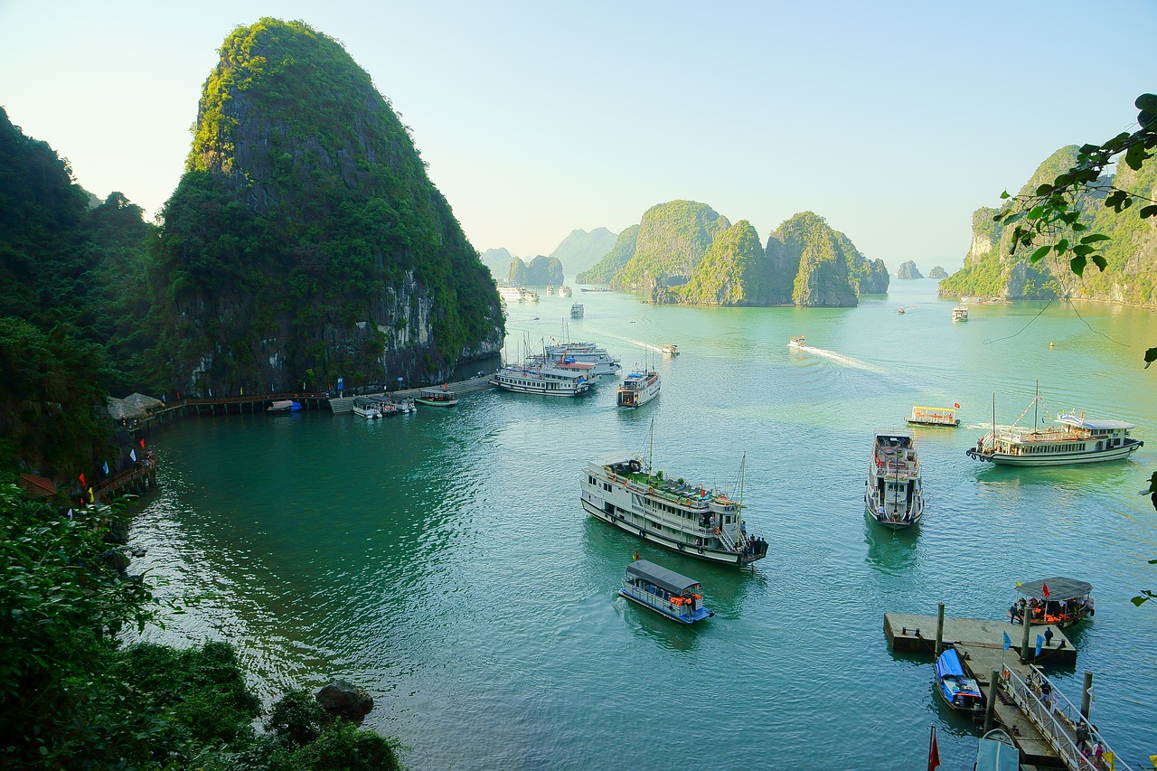 vietnam halong bay shipping free photo