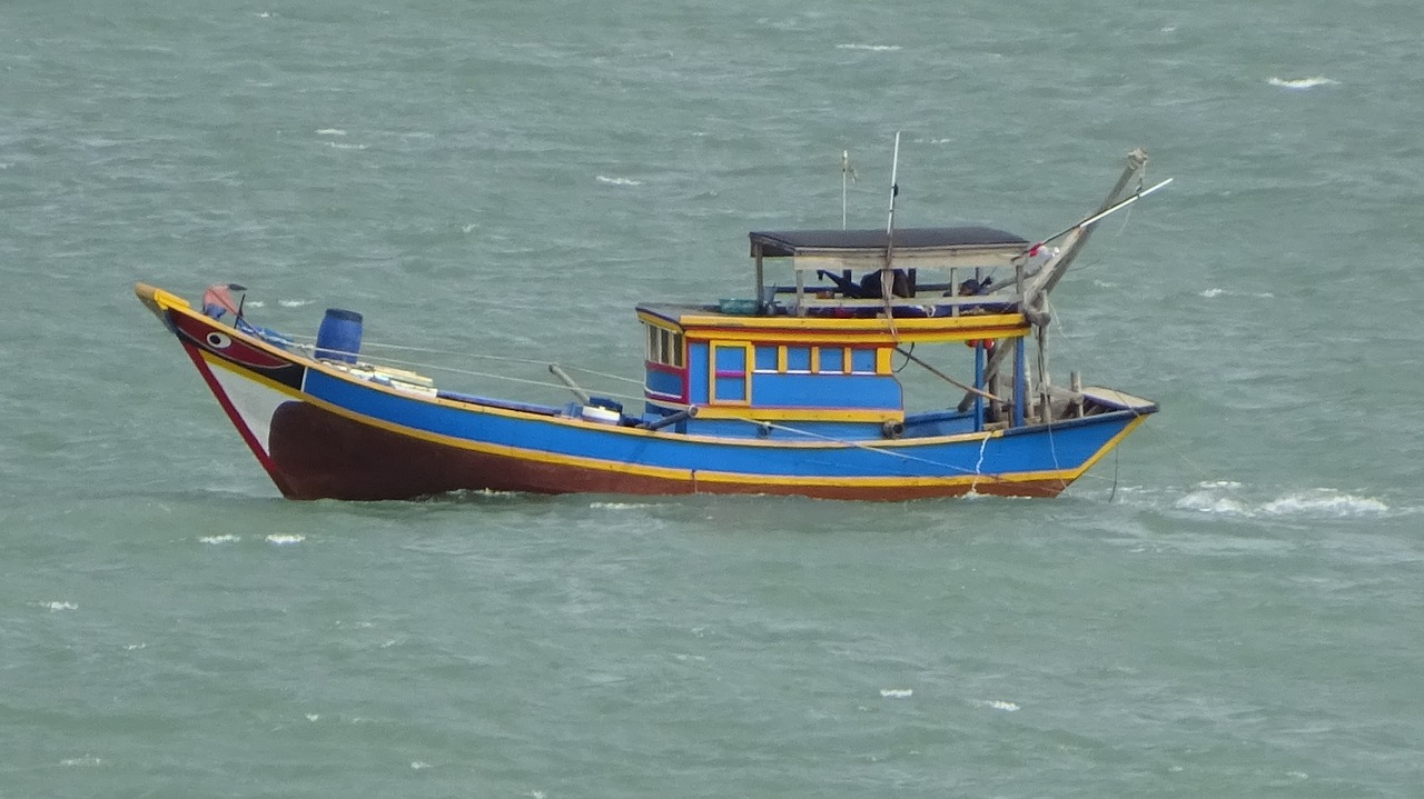 vietnam boat blue free photo