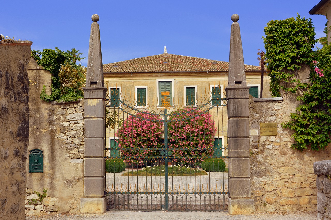 villa entry gate free photo