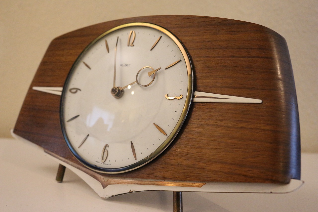 vintage  mantle clock  clock free photo