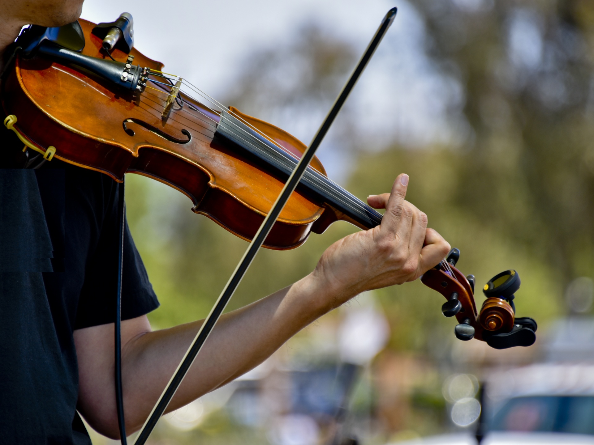 violinist playing hands free photo