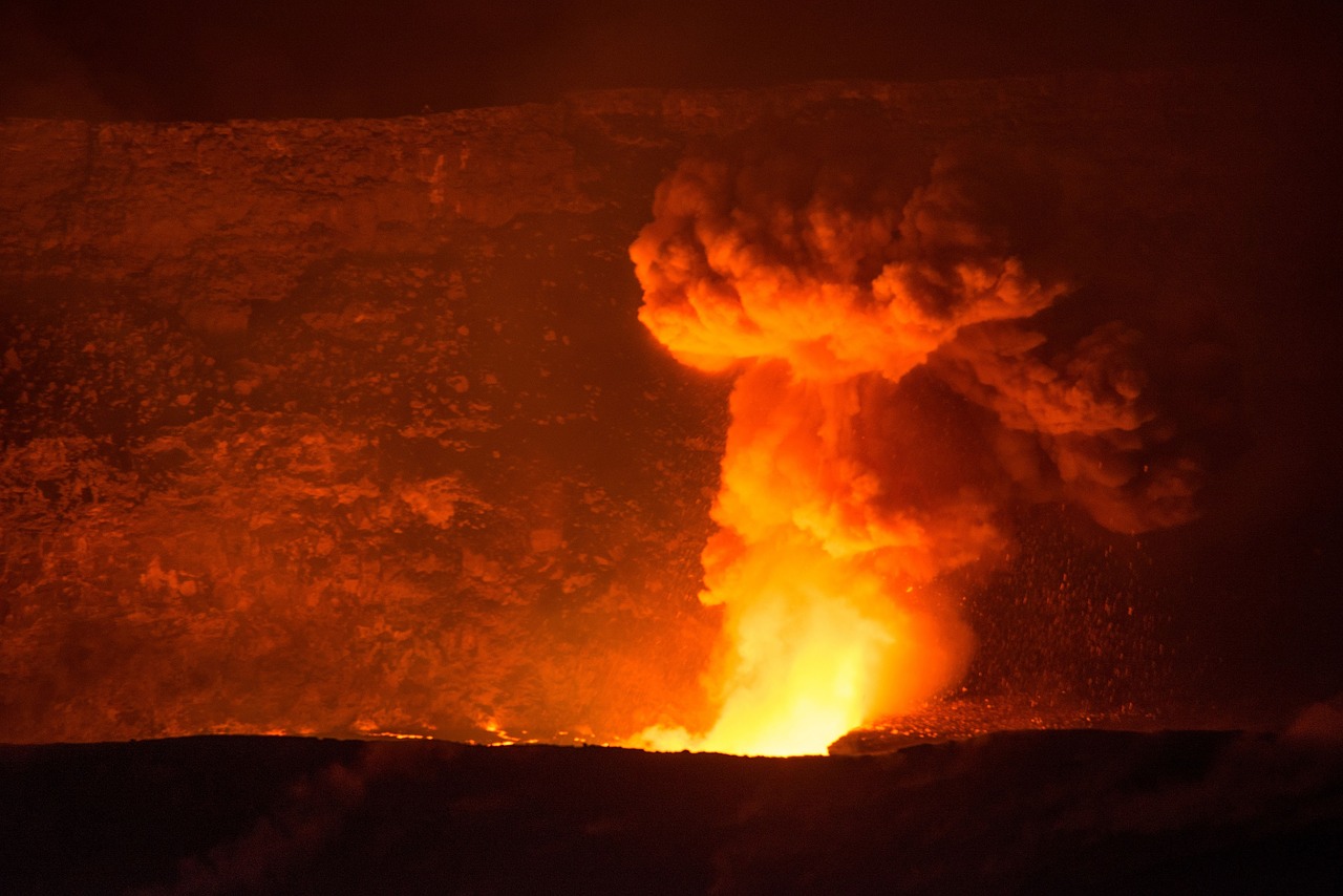 volcano halema‘uma‘u lava lake plume free photo
