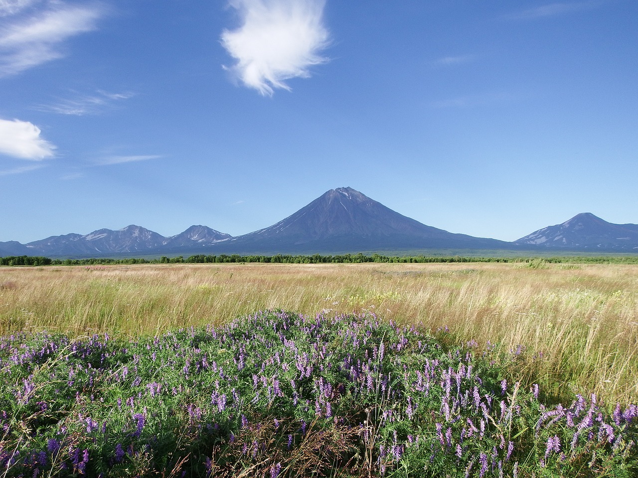 volcanoes mountains field free photo