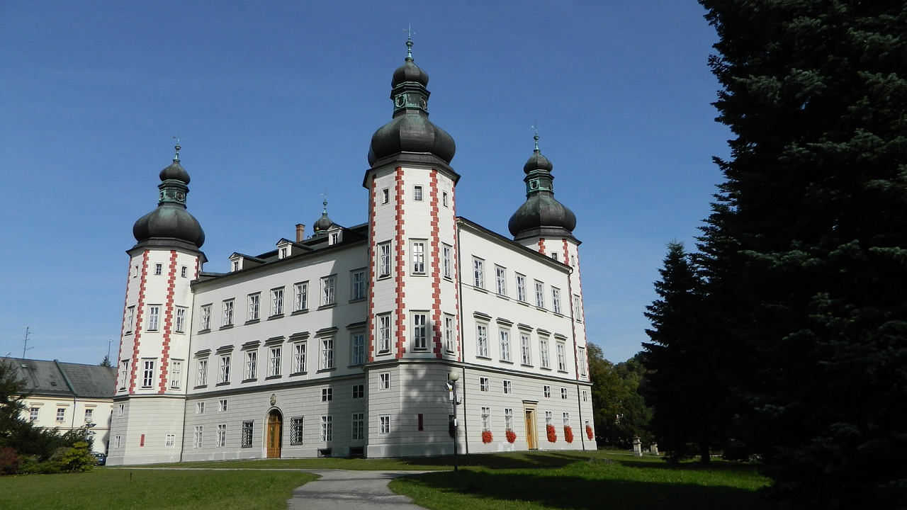 vrchlabi castle autumn architecture free photo