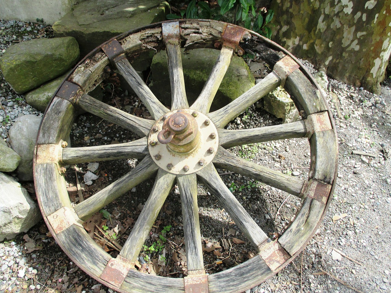 wagon wheel wood iron free photo