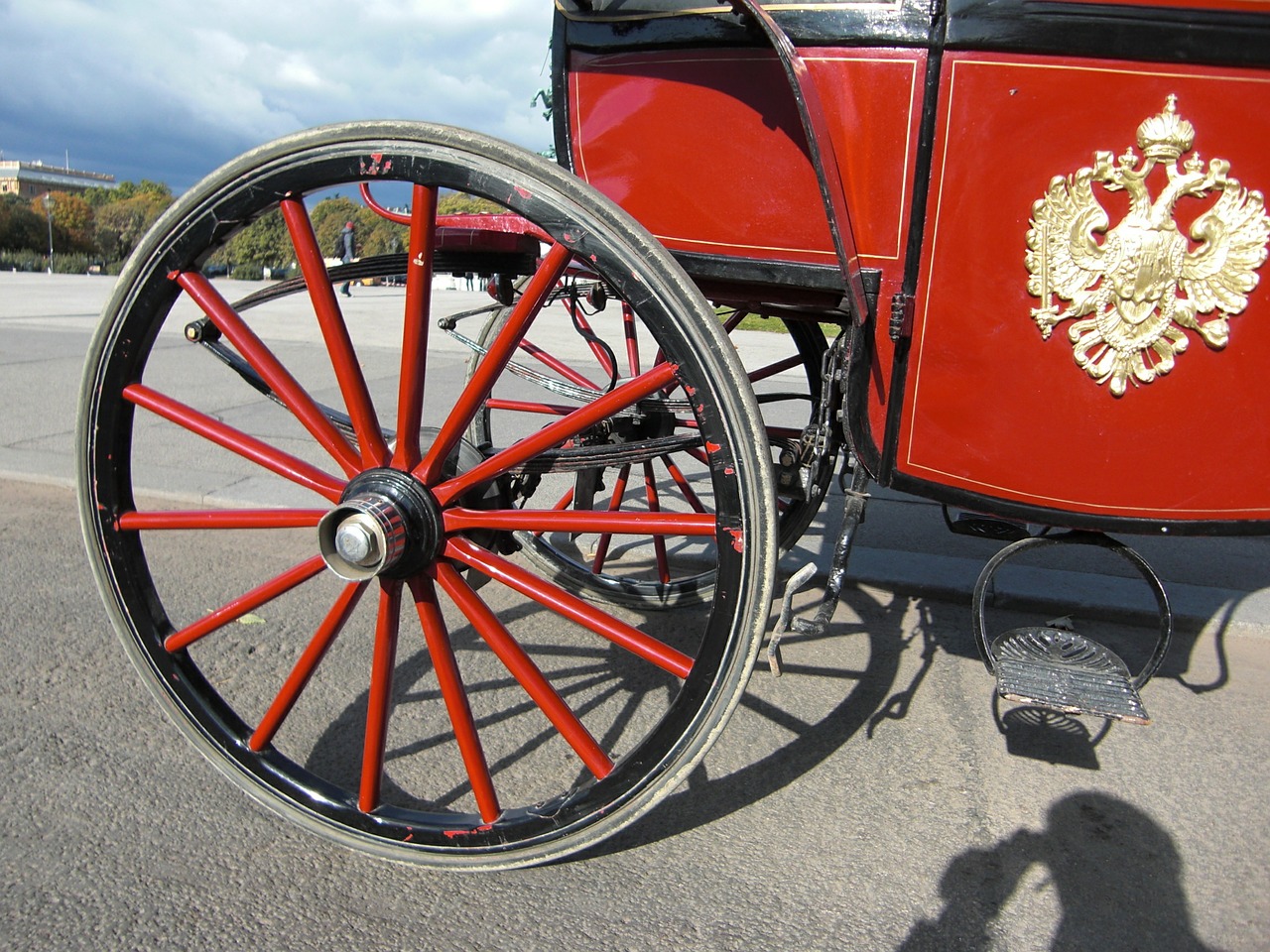 wagon wheel horse drawn carriage vienna free photo