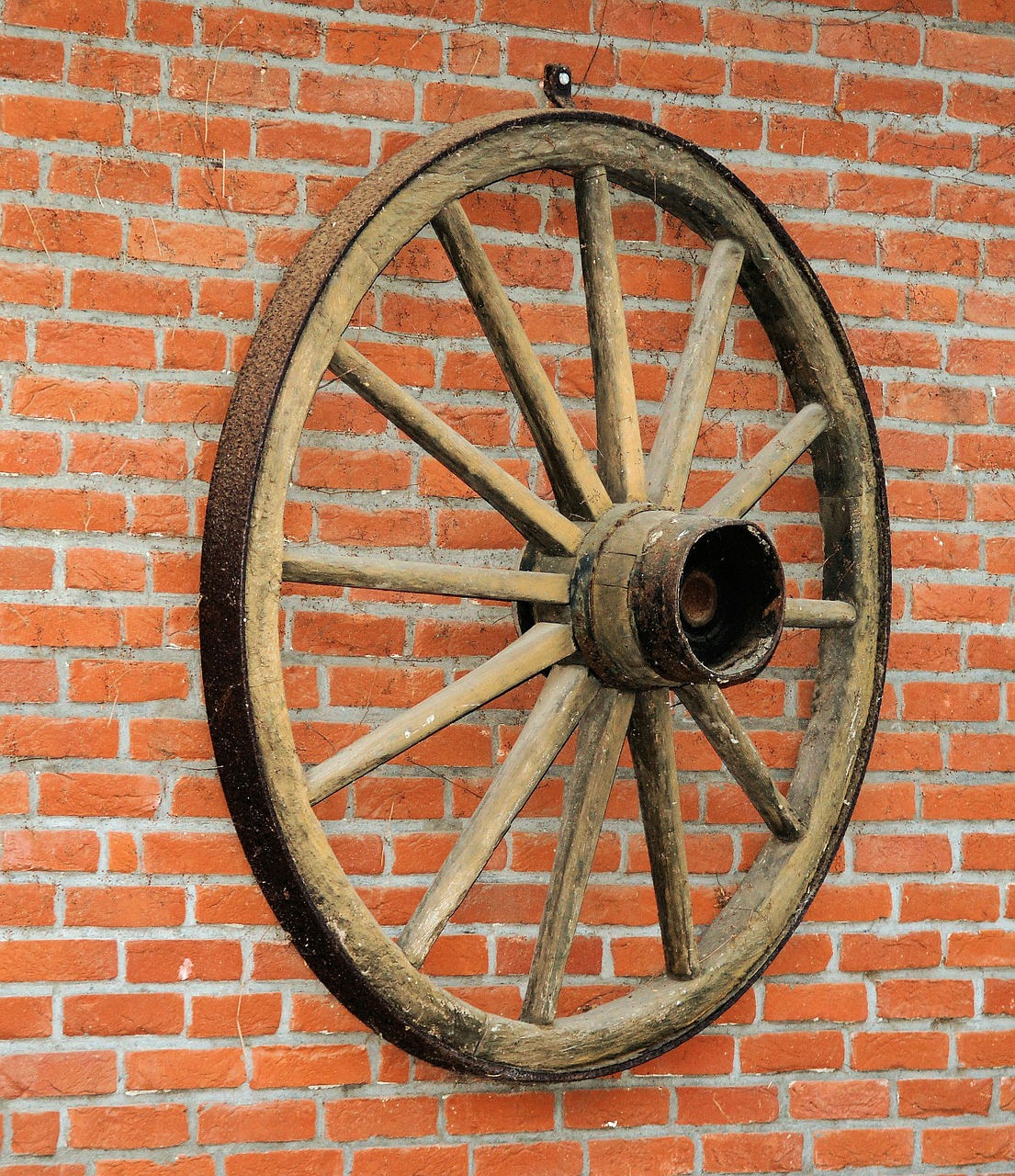wagon wheel wall hauswand free photo