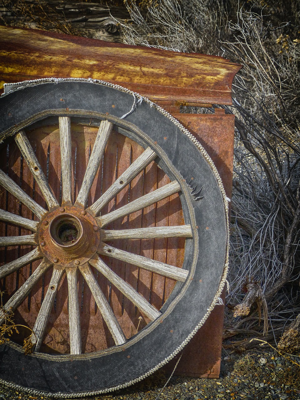 wagon wheel old wooden free photo