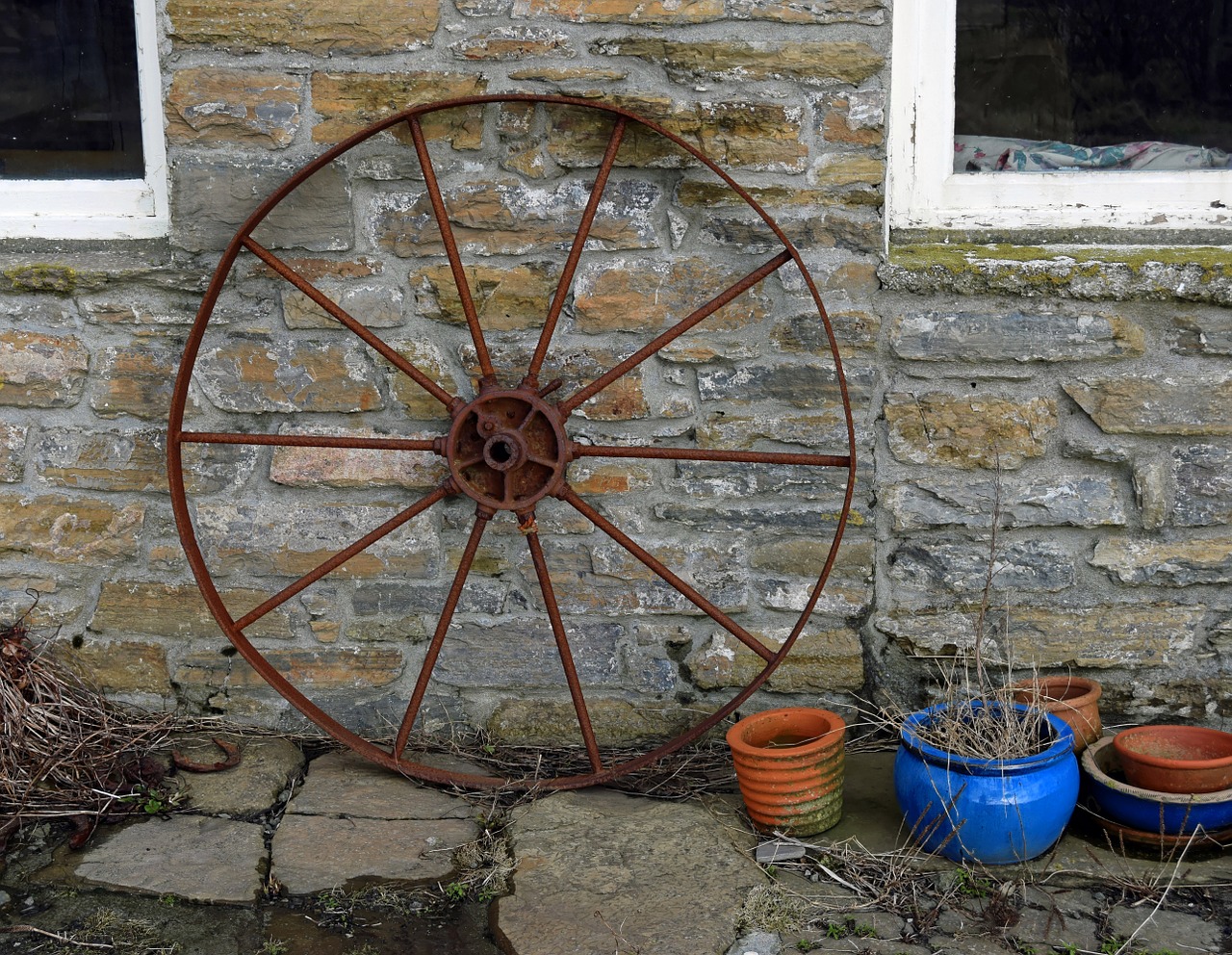 wagon wheel rusting wall free photo