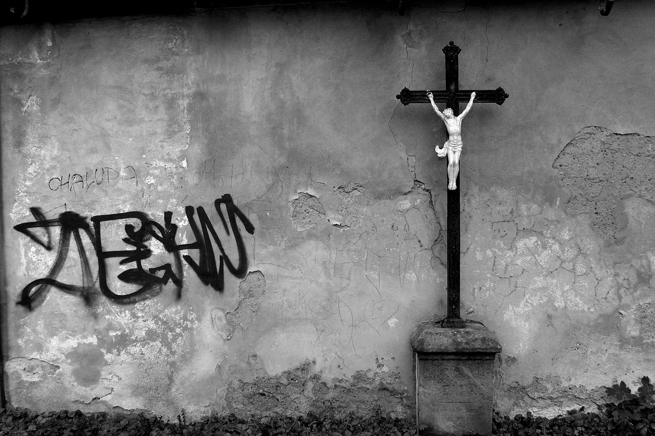 wall cross black free photo