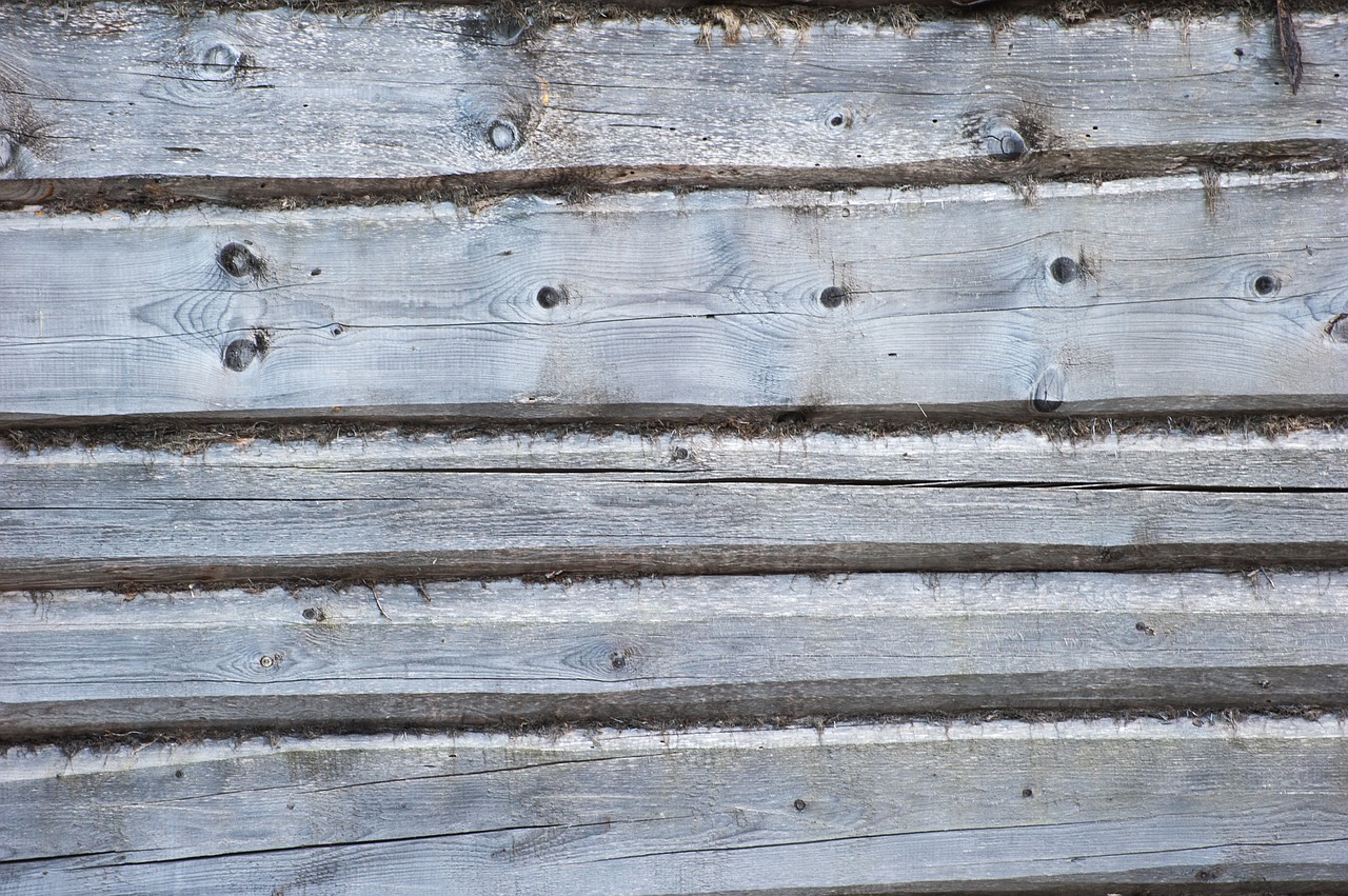 Старая деревянная стена из бруса