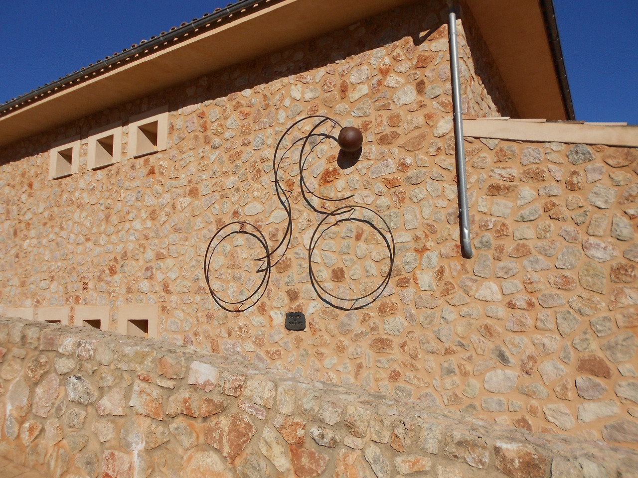 wall cyclist sculpture free photo