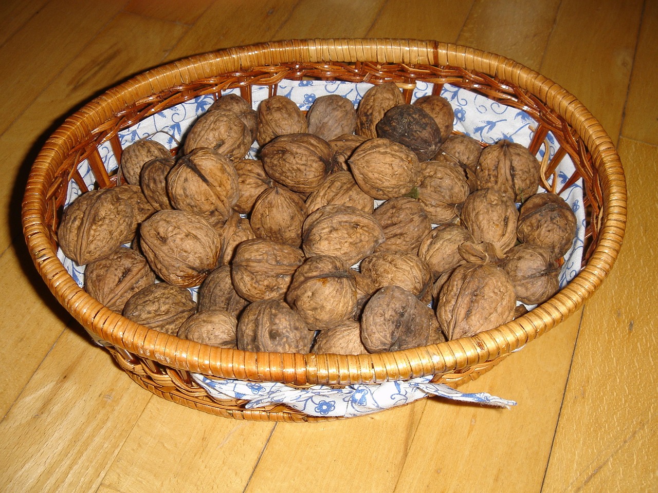 walnuts walnut autumn free photo