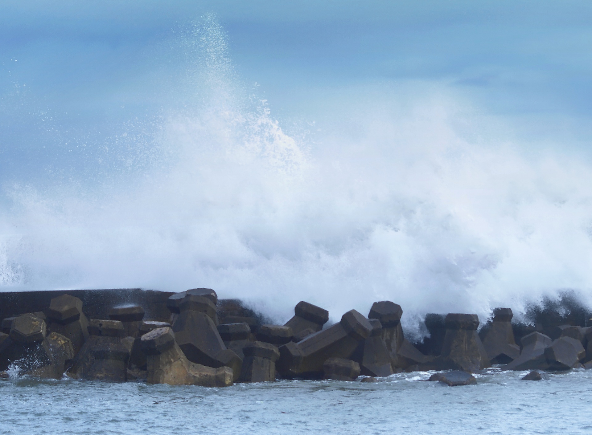 massive wave crashing surf wanli free photo