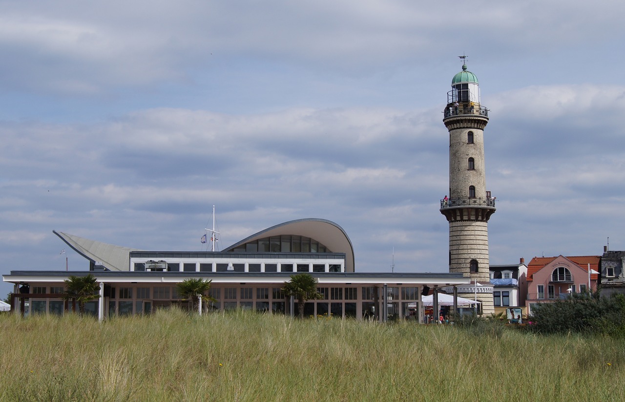 warnemümde lighthouse teepott free photo