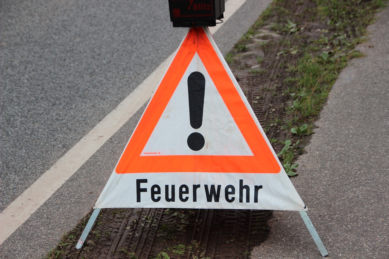 Знак предупреждения на дороге
