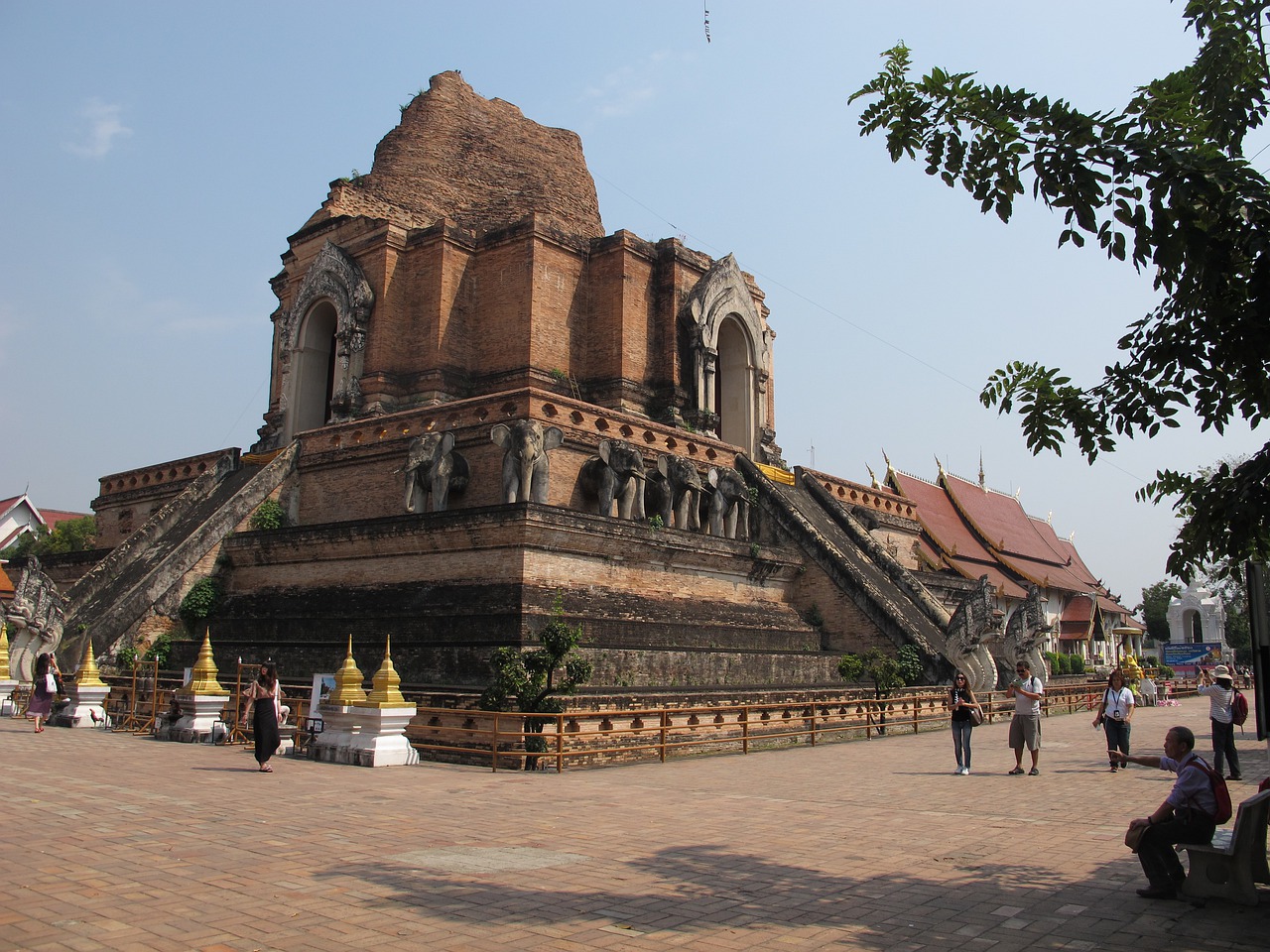 wat chedi luang thailand buddhist temple free photo