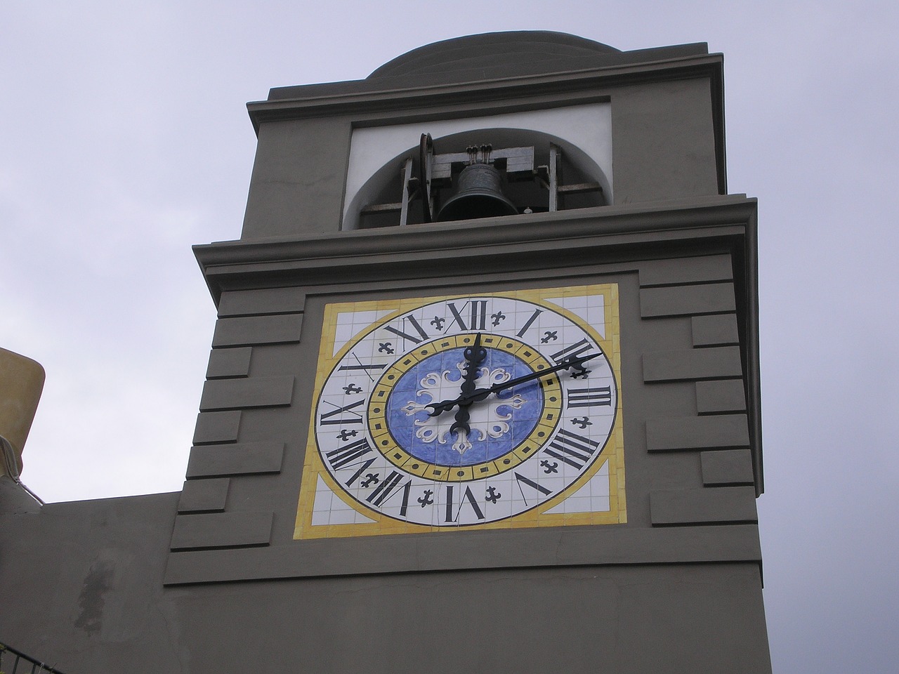 Square island. Часы на площади. Квадратная башня с часами. Башенные часы с кириллическими цифрами. Французские часы на площади.