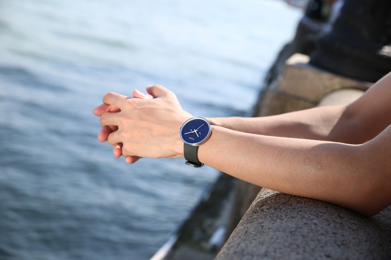 Leg watch. Наручные часы на руке. Часы наручные мужские на руке. Фото руки. Мужские часы на женской руке.