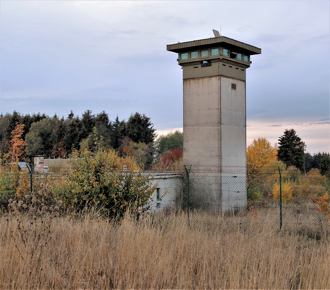 watchtower of the nike position  window  luke free photo