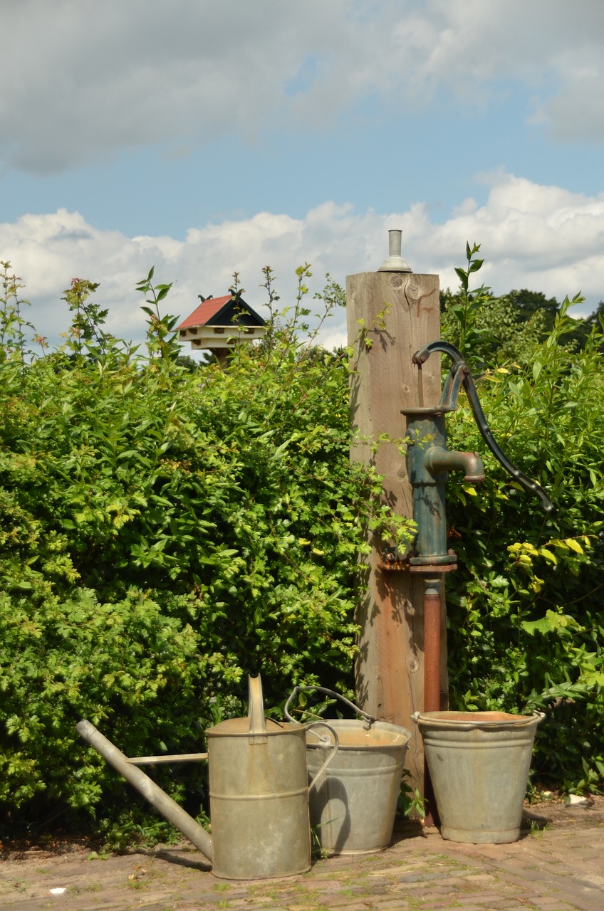 water pump bucket free photo