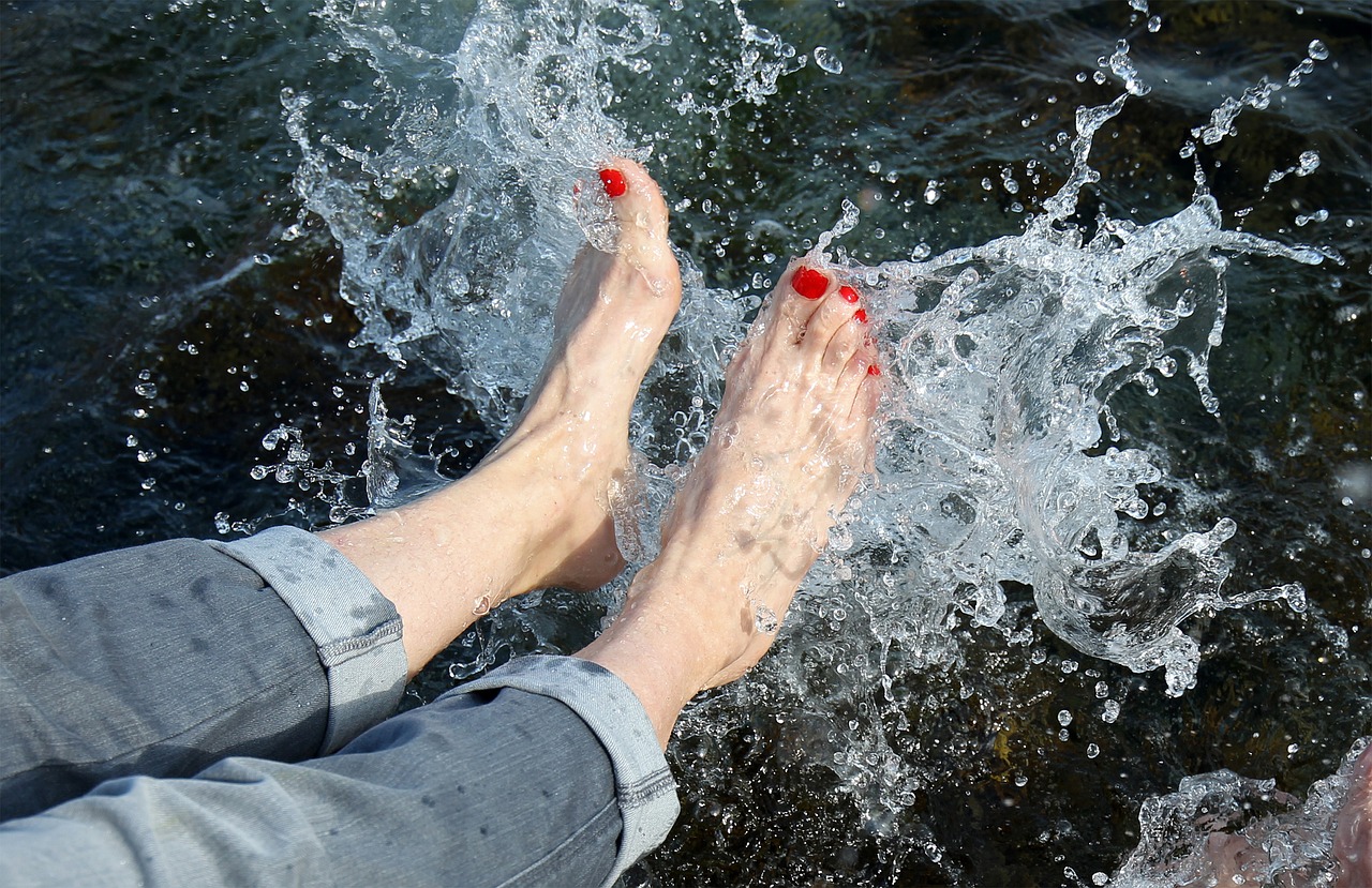 Ноги в реке