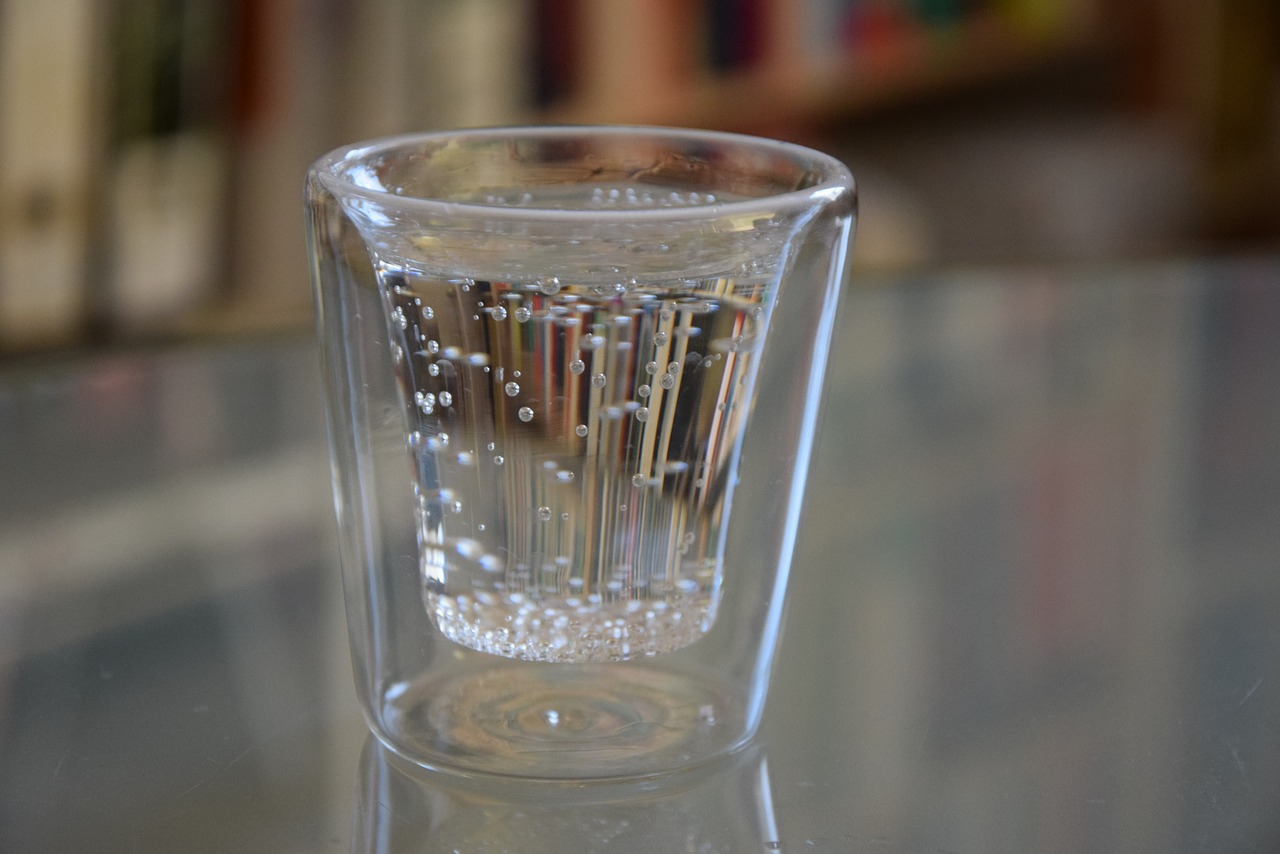 Стакан ч водой. Стаканы для воды стеклянные. Стакан воды. Пузырьки в стакане. Прозрачная вода в стакане.
