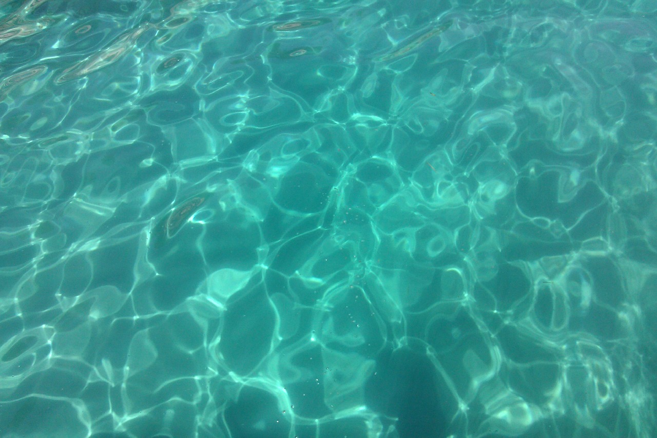 Голубая вода. Бирюзовая вода в бассейне. Бирюзовый цвет бассейна. Бирюзовый цвет фото фон. Голубая вода сегодня