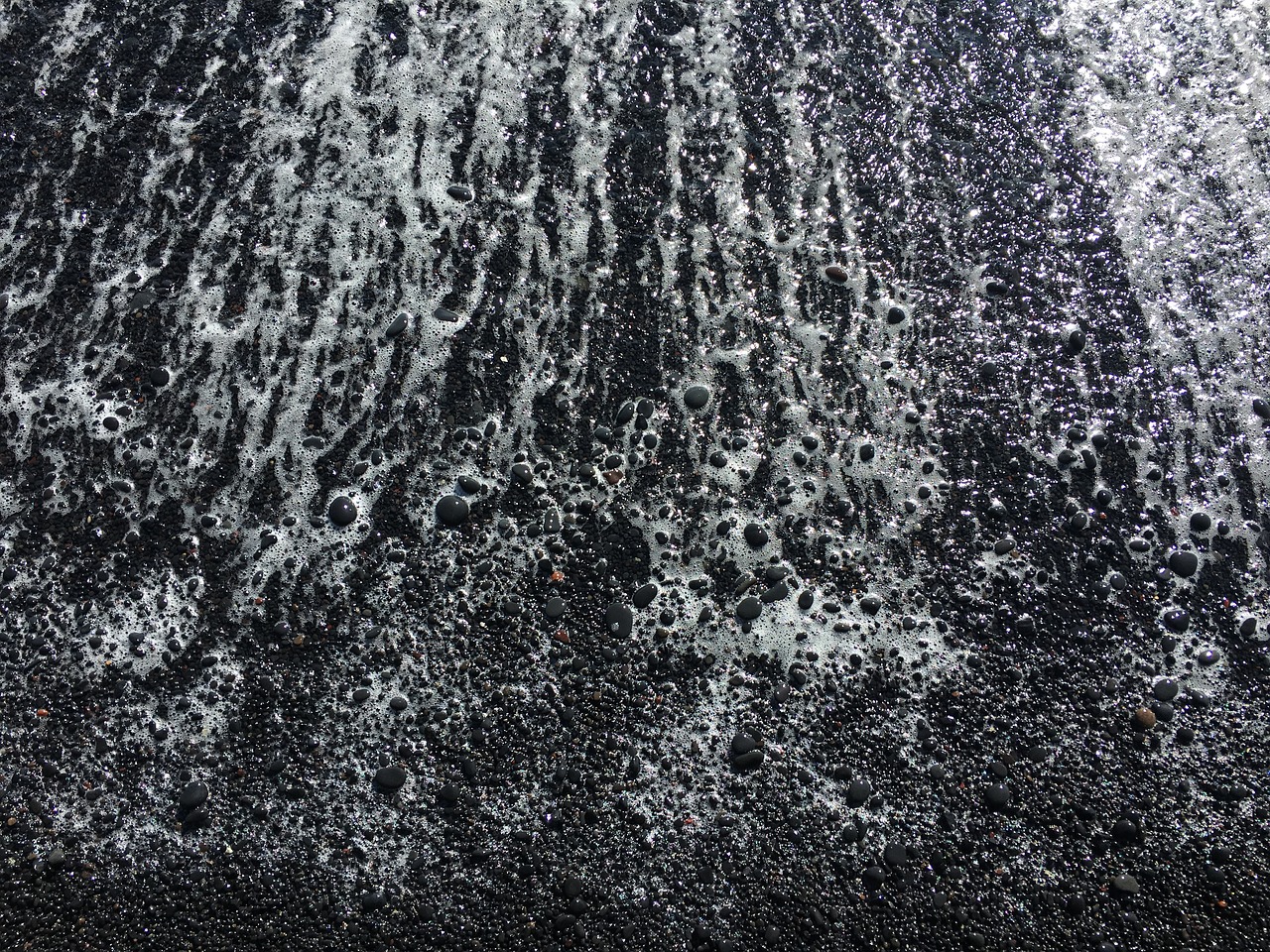 Черный камень черной воде. Черный песок текстура. Фото черные камни на песке. Black Water. Песок черный в стекле.