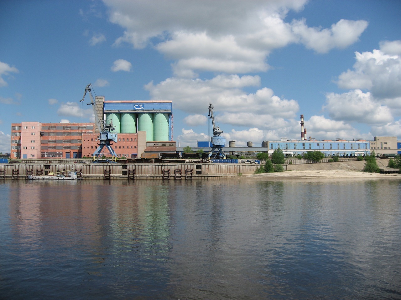 water cranes loading free photo