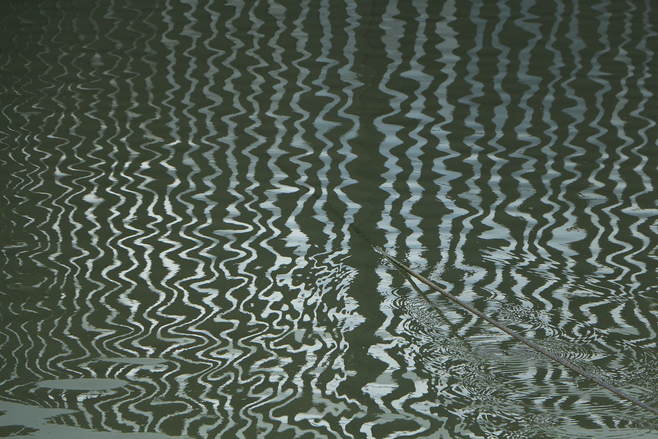 water mirroring pattern free photo