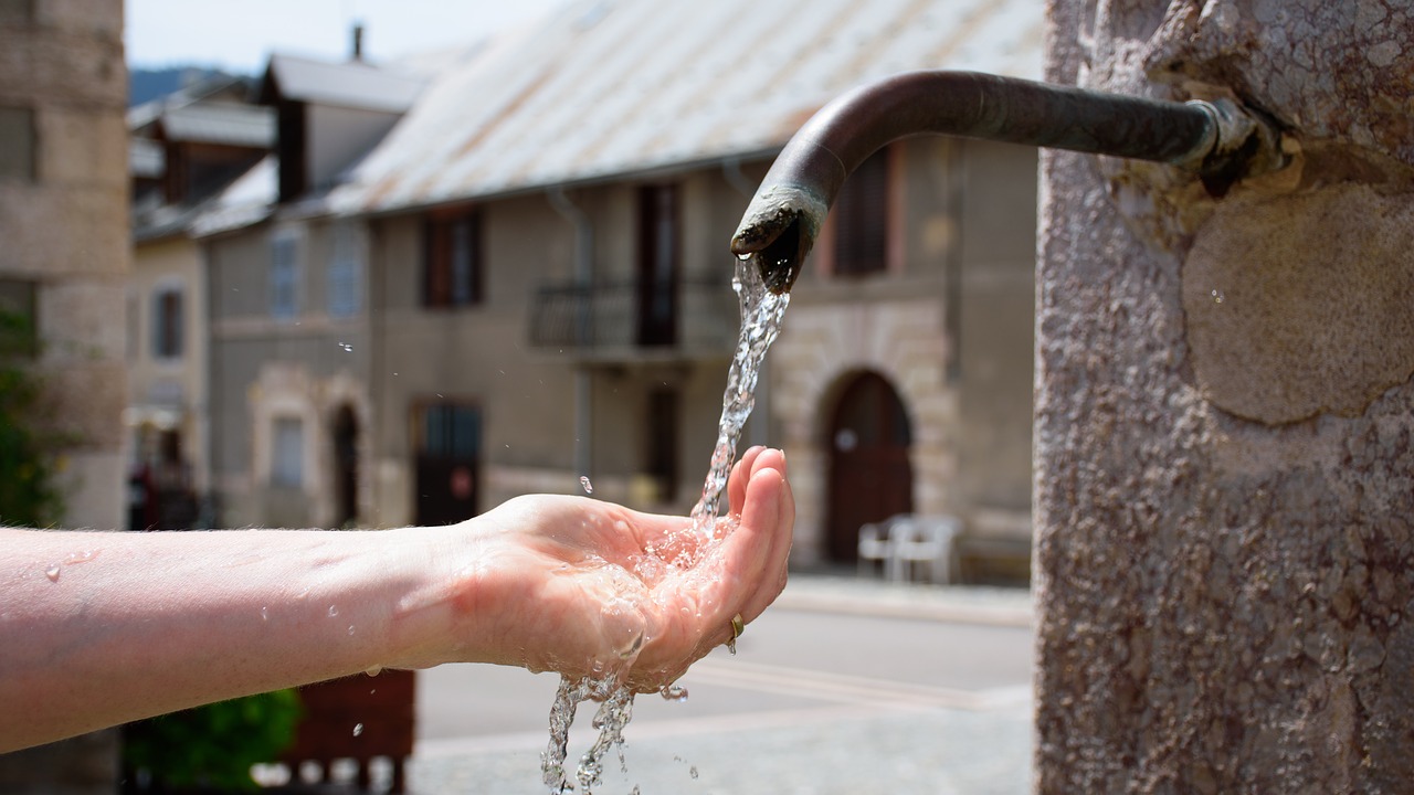 water hand fountain free photo