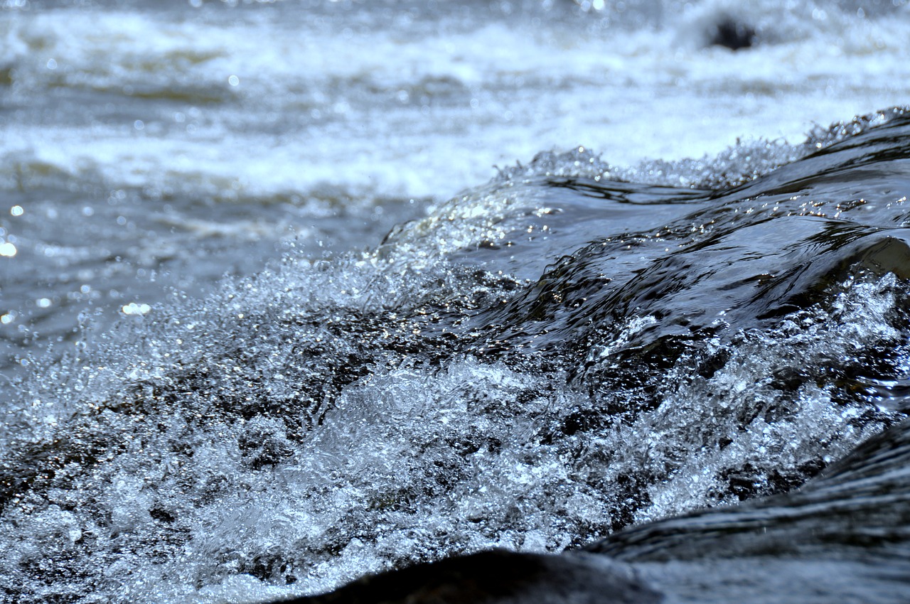 Сонник холодная вода. Холодная река. Холодная вода в реке. Ручеек холодной воды. Холодная вода в речке картинка.
