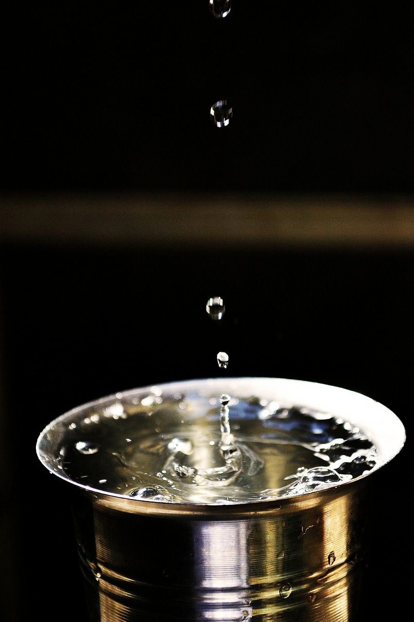 water drops water tumbler free photo