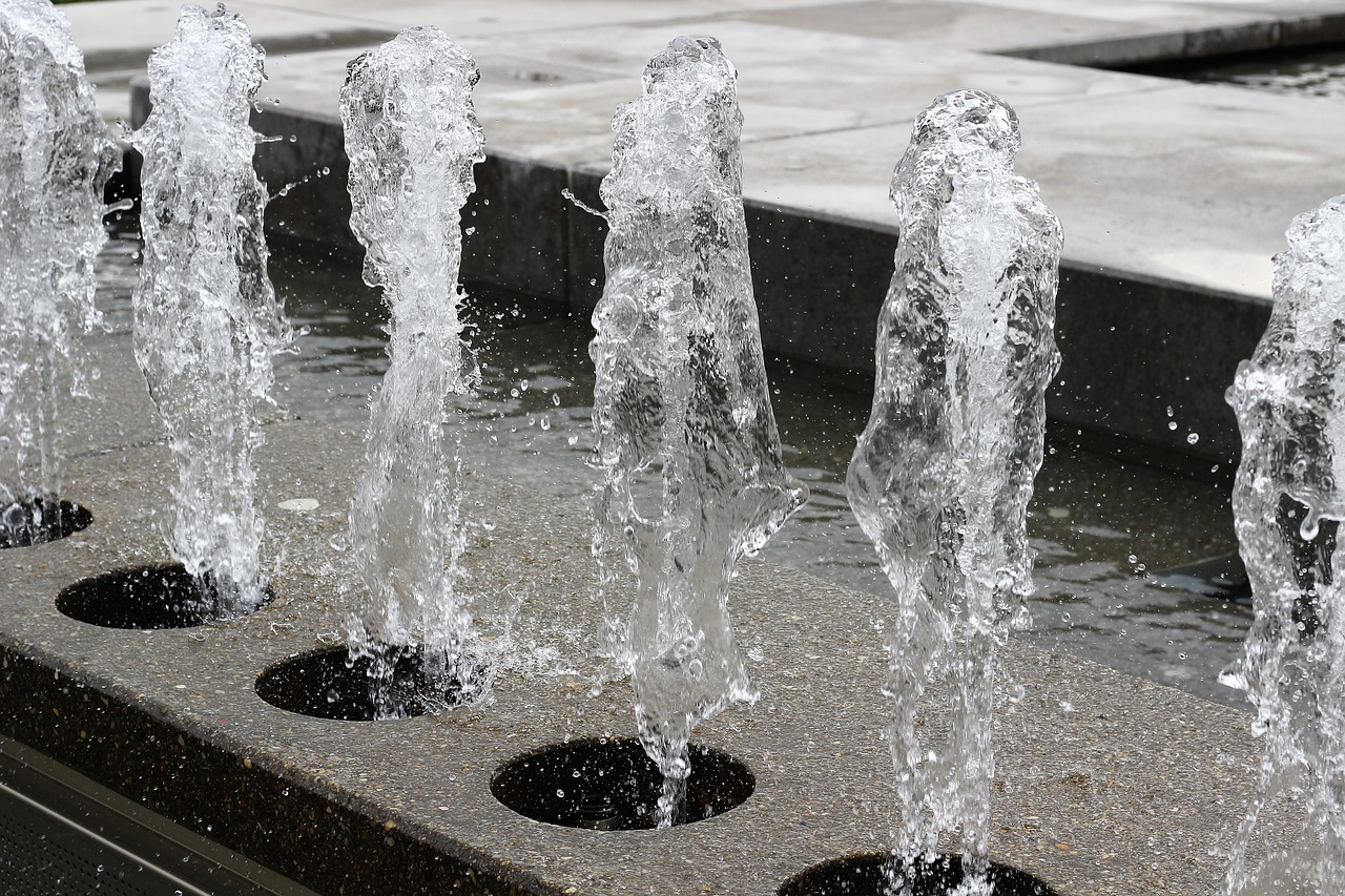 water fontana sprinkling outdoor free photo