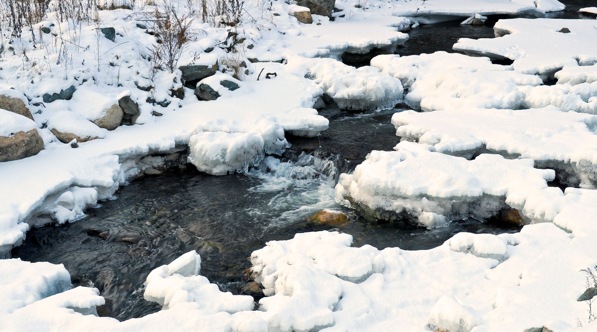 Snow is water. Река под снегом. Лед на реке. Снег под водой. Вода под снегом весной.