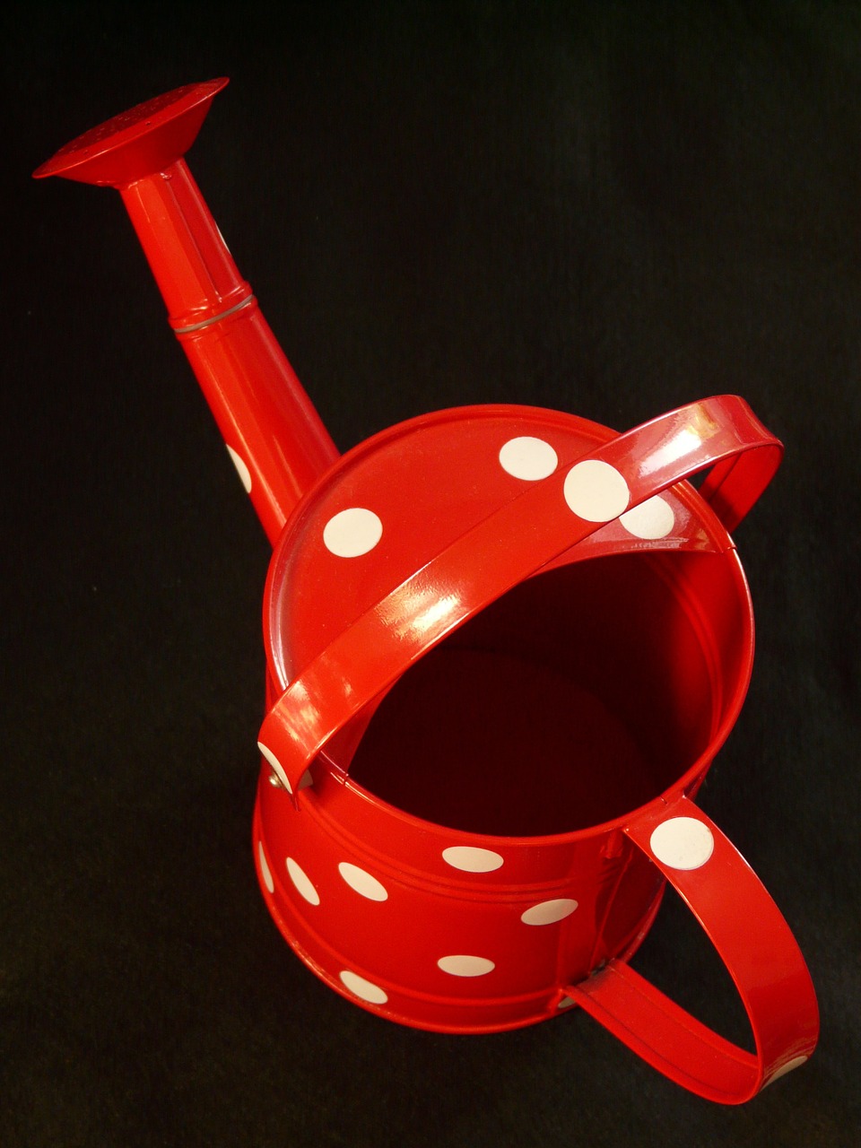 watering can casting red free photo
