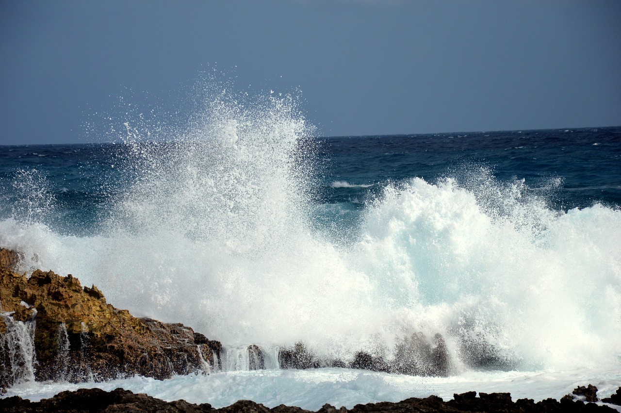 wave skimmings ocean free photo