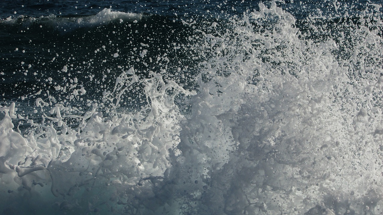 wave smashing foam free photo