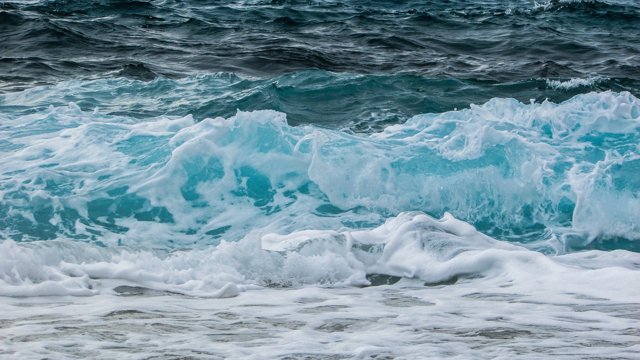 wave smashing foam free photo