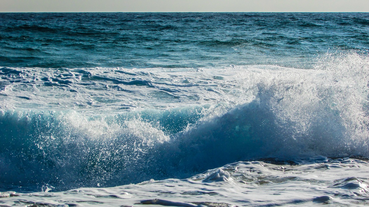 wave smashing foam free photo