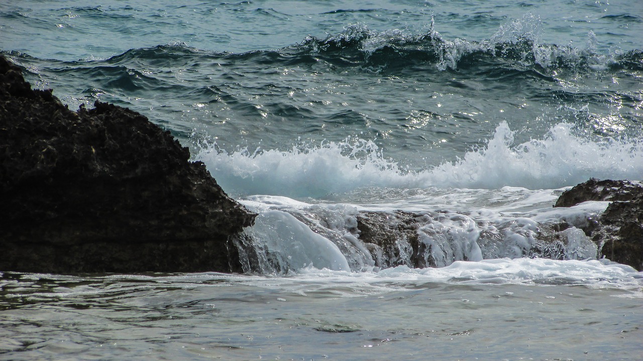 wave smashing foam free photo